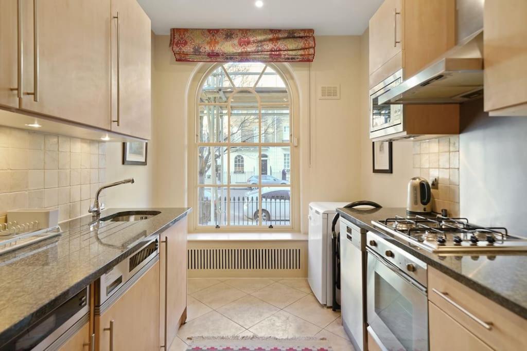 Three Bedroom Flat In Belgravia Londra Exterior foto